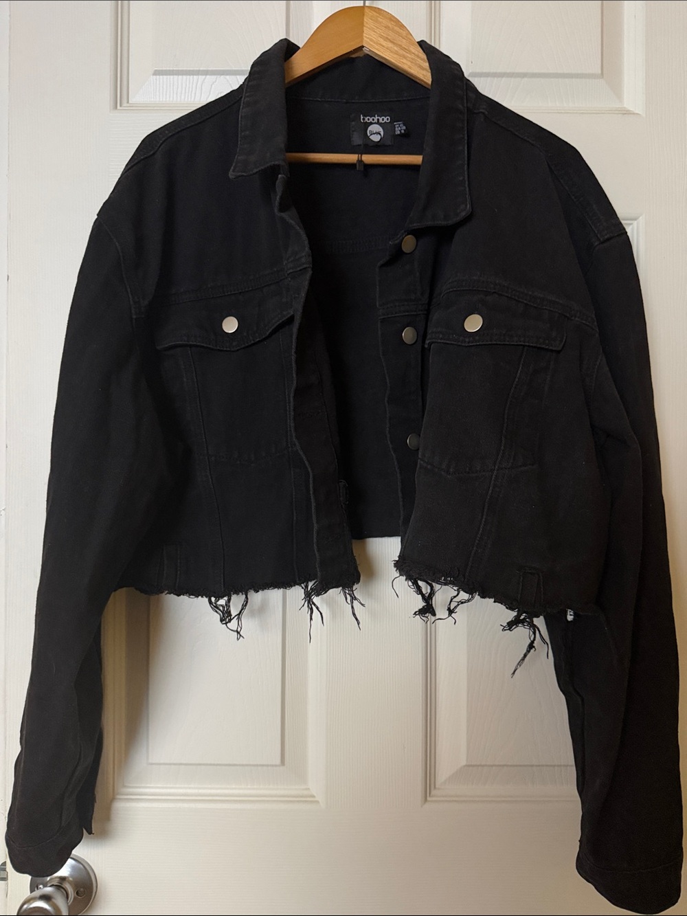 boohoo Black Cropped Raw-Hem Denim Jacket